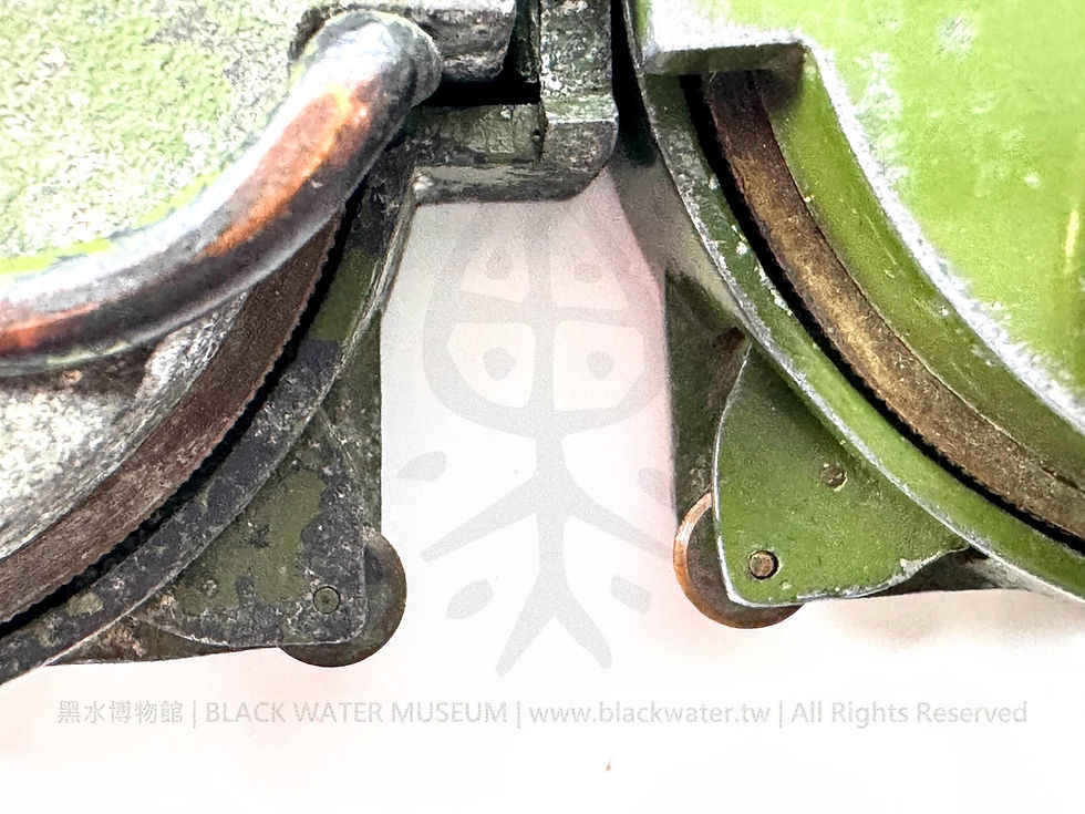 左 中正式指北針,右 中正壹式指北針 里程輪上視特寫比較