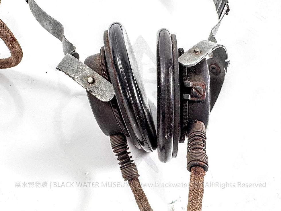 German Crystal Detector Receiver in a Sloping Wooden Cabinet with a 1944 Wehrmacht Dfh.a Double Headset
德國斜面木殼礦石檢波接收機附民國33年(1944)國防軍Dfh.a雙耳機《Black Water Museum Collections | 黑水博物館館藏》