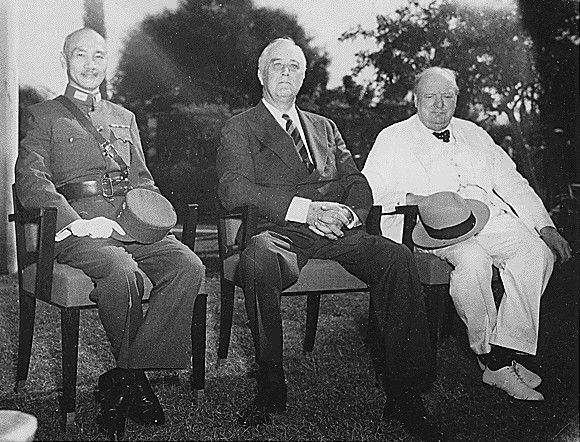 1943年,第二次世界大戰方酣之時,中、美、英三國領袖在埃及招開了開羅會議。圖中由左至右分別是蔣中正、富蘭克林·德拉諾·羅斯福、溫斯頓·邱吉爾。