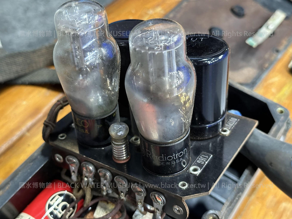 WWII US NAVY M-116 ELECTRIC MEGAPHONE SERIAL NO.M-116-1260 & MEGAPHONE AMPLIFIER SERIAL NO.Alll-1128, By GUIDED RADIO CORP. N.Y. 二戰,美國海軍,M-116電子喊話筒,序號:M-116-1260及喊話筒真空管放大器,序號:Alll-1128,美國 紐約,蓋迪德無線電公司《Black Water Museum Collections | 黑水博物館館藏》