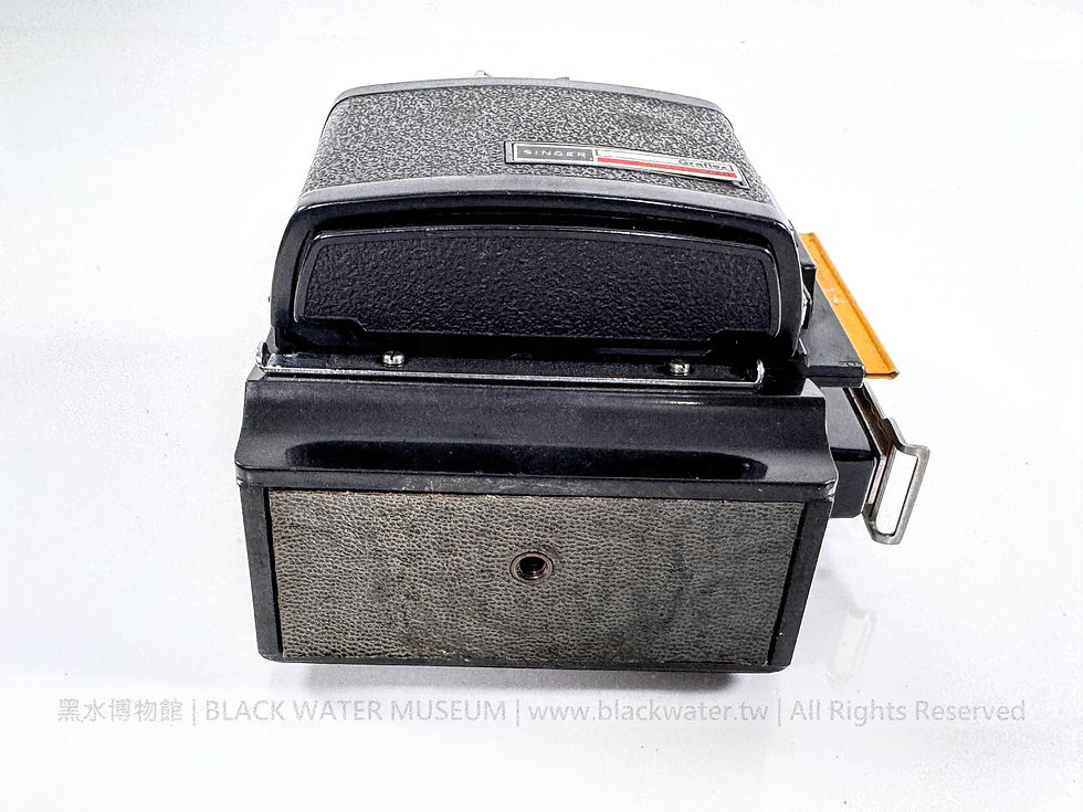 1964 U.S. Graflex Century Graphic 23 2¼ × 3¼ in. Professional Bellows Camera with Kalart Synchronized Rangefinder and Singer Graflex RH/10 Roll Film Holder
民國53年(1964)美國格拉菲公司 Century Graphic 23 2¼×3¼吋專業蛇腹相機——附 Kalart 同步測距器及 Singer Graflex RH/10 120捲片片匣《Black Water Museum Collections | 黑水博物館館藏》