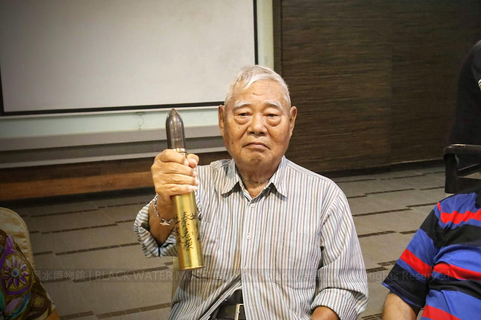 民國109年9月25日(2020)《金剛八號操演》實況側寫,金門戰役71周年黑水博物館紀念活動-劉和鈺先生手持金門戰役紀念彈;民國32年生產,E.M.C. 37MM M74 穿甲彈