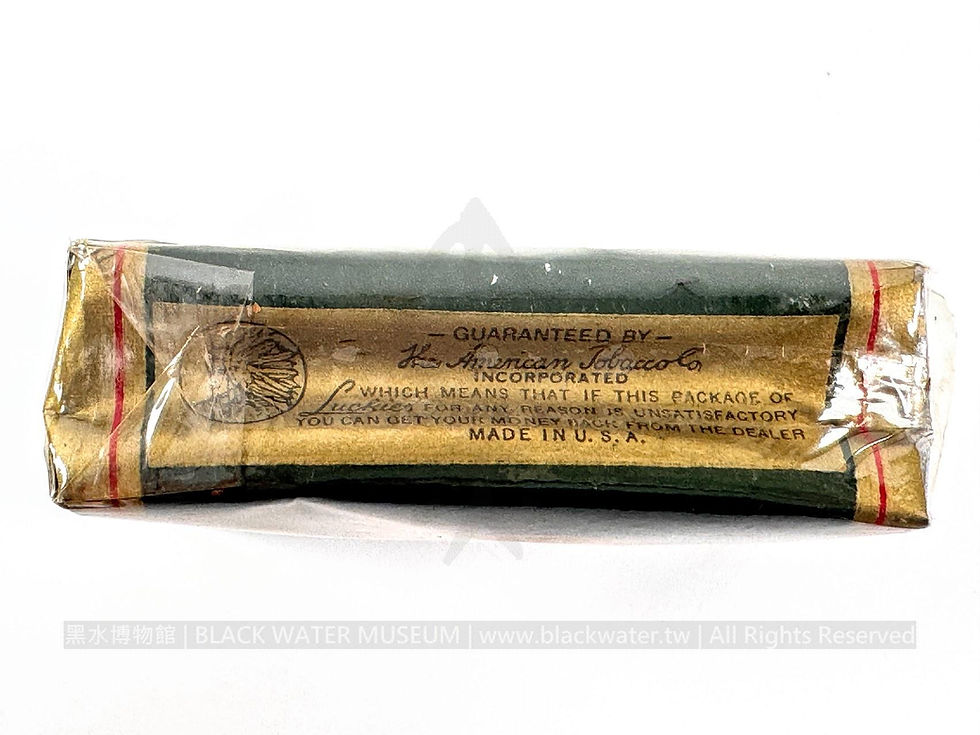1939 Lucky Strike Green Cigarettes Soft Pack (Series 109 Tax Stamp)
民國28年(1939)紅吉士(Lucky Strike)經典綠包裝未拆封軟包裝《Black Water Museum Collections | 黑水博物館館藏》