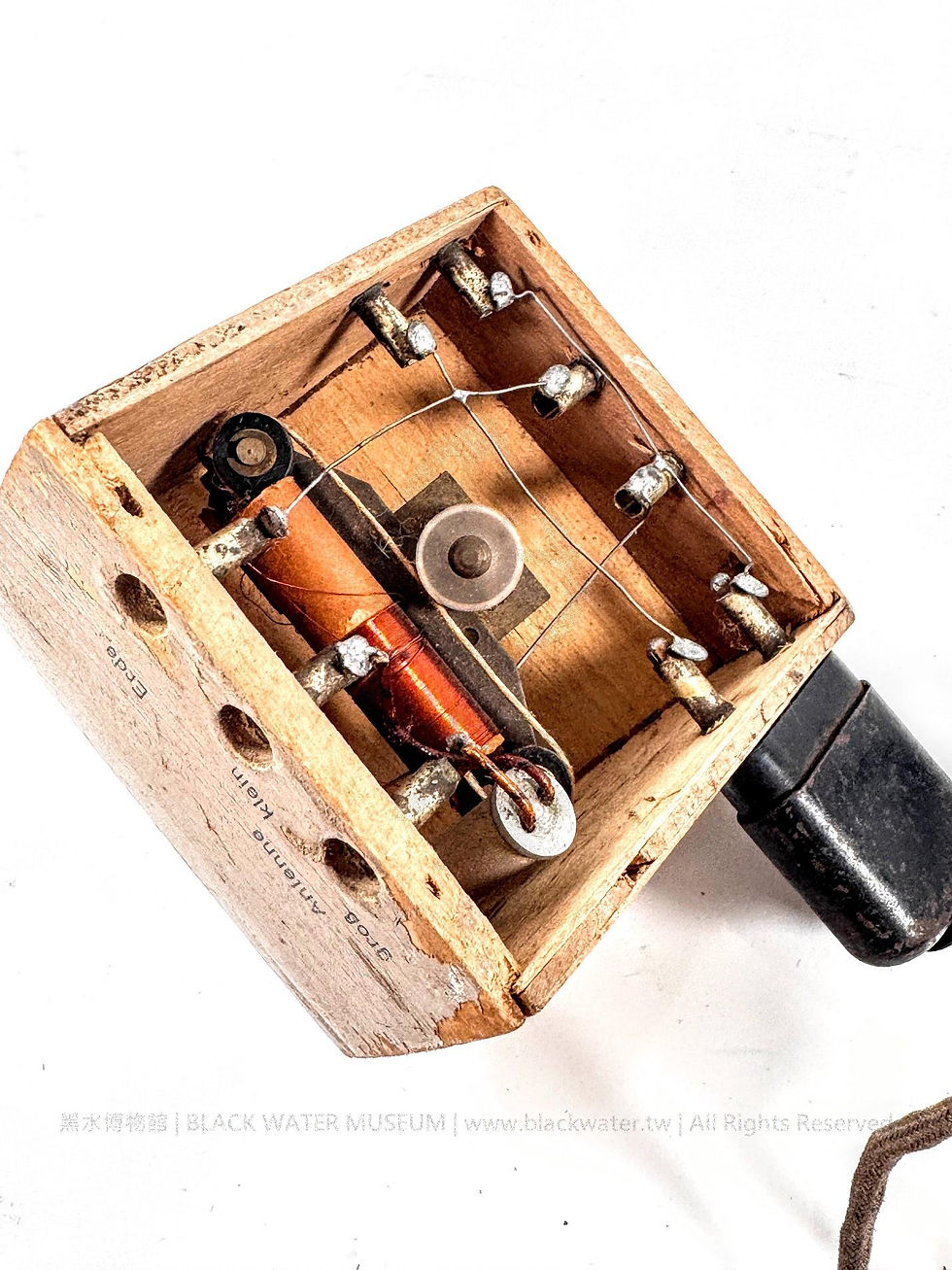 German Crystal Detector Receiver in a Sloping Wooden Cabinet with a 1944 Wehrmacht Dfh.a Double Headset
德國斜面木殼礦石檢波接收機附民國33年(1944)國防軍Dfh.a雙耳機《Black Water Museum Collections | 黑水博物館館藏》
