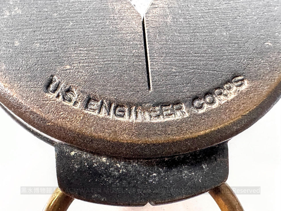 1917 U.S. Engineer Corps Pocket Compass (Swiss Made by Plan Ltd, Neuchatel) SN: 18058

民國6年(1917) 美國陸軍工兵部隊 懷錶式羅盤（瑞士 Plan Ltd 製）序號 18058《Black Water Museum Collections | 黑水博物館館藏》