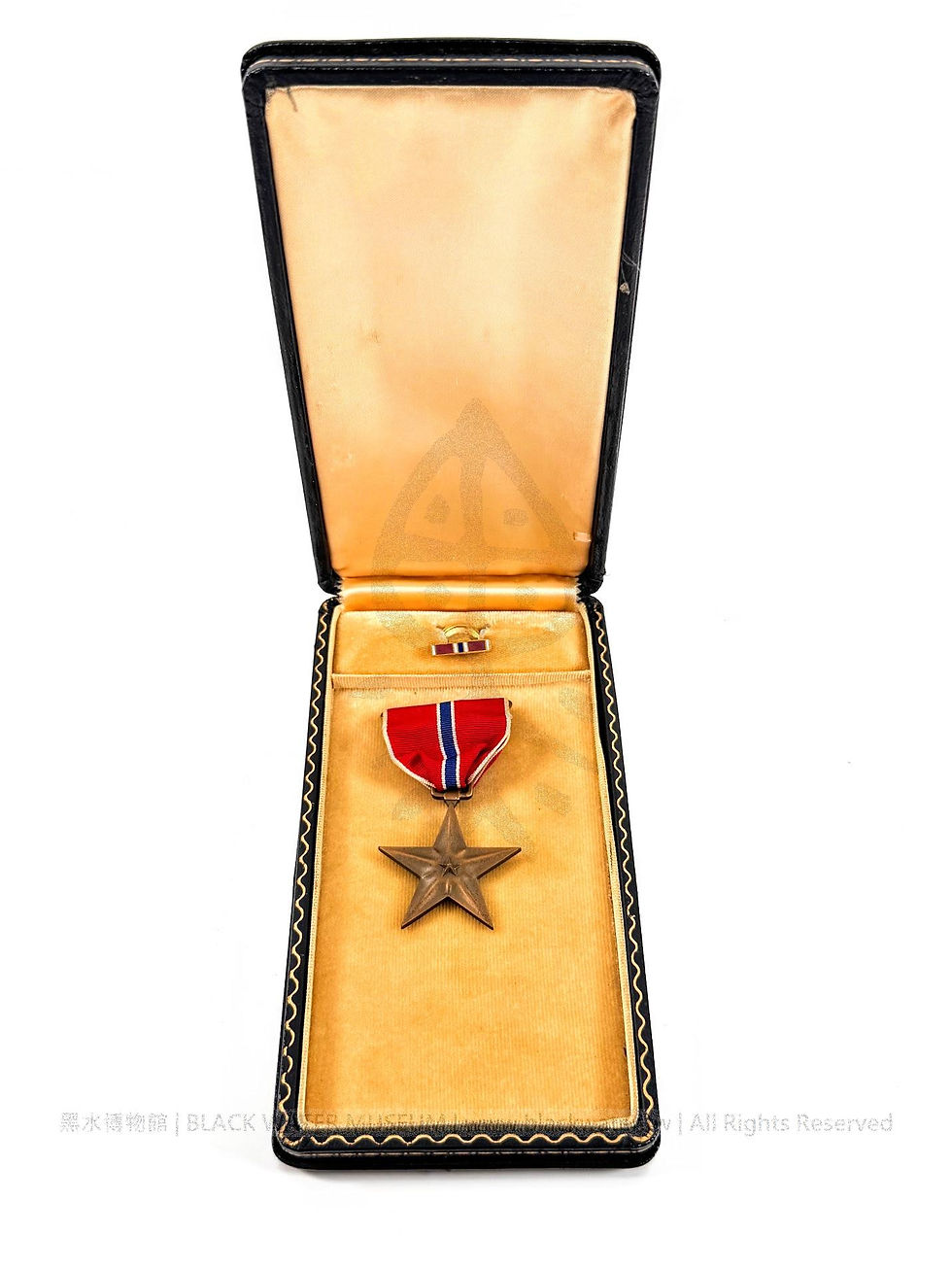 WWII Era US 20th Army Air Force Cpl. Arthur L. Kelly Bronze Star Medal (with Original Presentation Box and Lapel Pin)
二戰時期 美國陸軍第20航空隊 亞瑟·L·凱利下士 銅星勳章(含原裝盒與略章領針)《Black Water Museum Collections | 黑水博物館館藏》