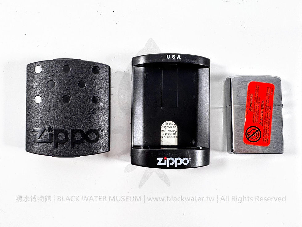 February 2008 U.S. Zippo Model 200 China-Burma-India (CBI) Theater Emblem Custom Commemorative Windproof Lighter Sold by the U.S. Army Museum of Hawaii — New Old Stock
民國97年(2008)2月美國夏威夷陸軍博物館銷售 Zippo 200型中緬印戰區(CBI)徽章客製紀念防風打火機——NOS全新未使用庫存品《Black Water Museum Collections | 黑水博物館館藏》