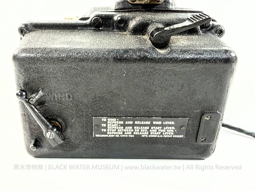 1955 U.S. Navy Bureau of Aeronautics Kollsman Instrument Corporation MS28011-5 Sextant, Aircraft, Periscopic, with Original Transit Case
民國44年(1955) 美國海軍航空局 柯爾斯曼儀器公司 MS28011-5 航空潛望式六分儀(含原廠運輸箱)《Black Water Museum Collections | 黑水博物館館藏》