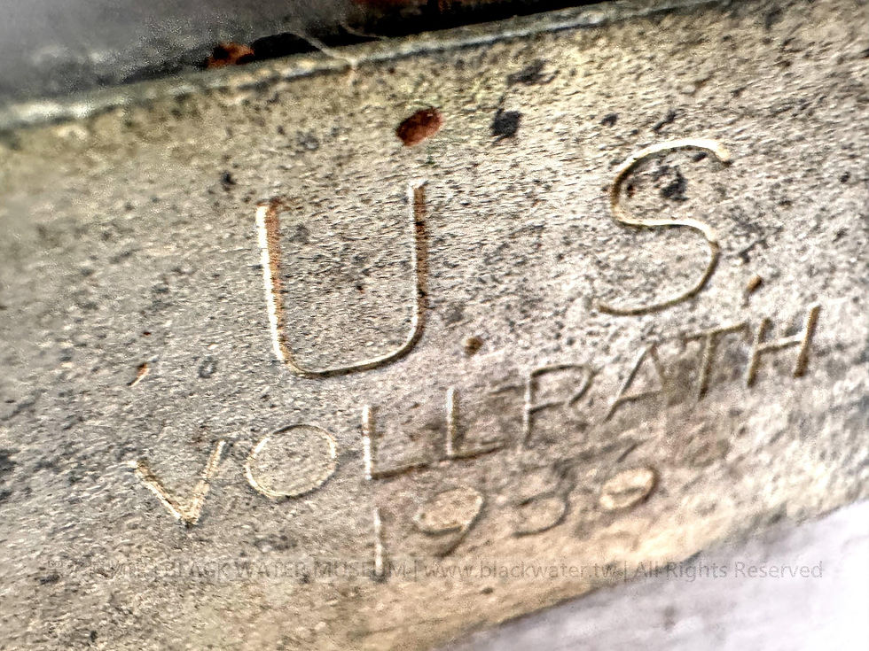 U.S. Army M1910-System Stainless-Steel Canteen Set, 1944, with a 1951 Collette Canteen Cover and a 1956 Vollrath Canteen Cup

民國33年(1944)美國陸軍M1910系統不鏽鋼軍用水壺組——附民國40年(1951)科萊特製水壺套及民國45年(1956)沃爾拉斯製水壺杯《Black Water Museum Collections | 黑水博物館館藏》