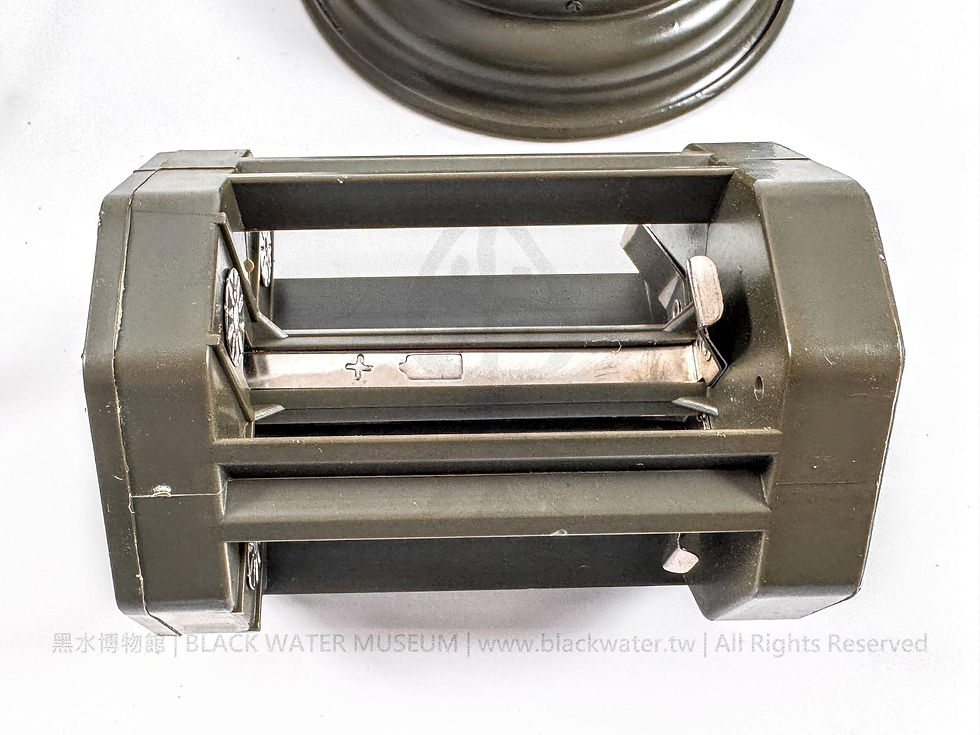 French Army Version of the WWII U.S. Army MX-290/GV — MX-290-GV-Fr Dual-Light Tent Lantern
二戰美國陸軍 MX-290/GV 法國陸軍版——MX-290-GV-Fr 型雙光源帳篷燈《Black Water Museum Collections | 黑水博物館館藏》