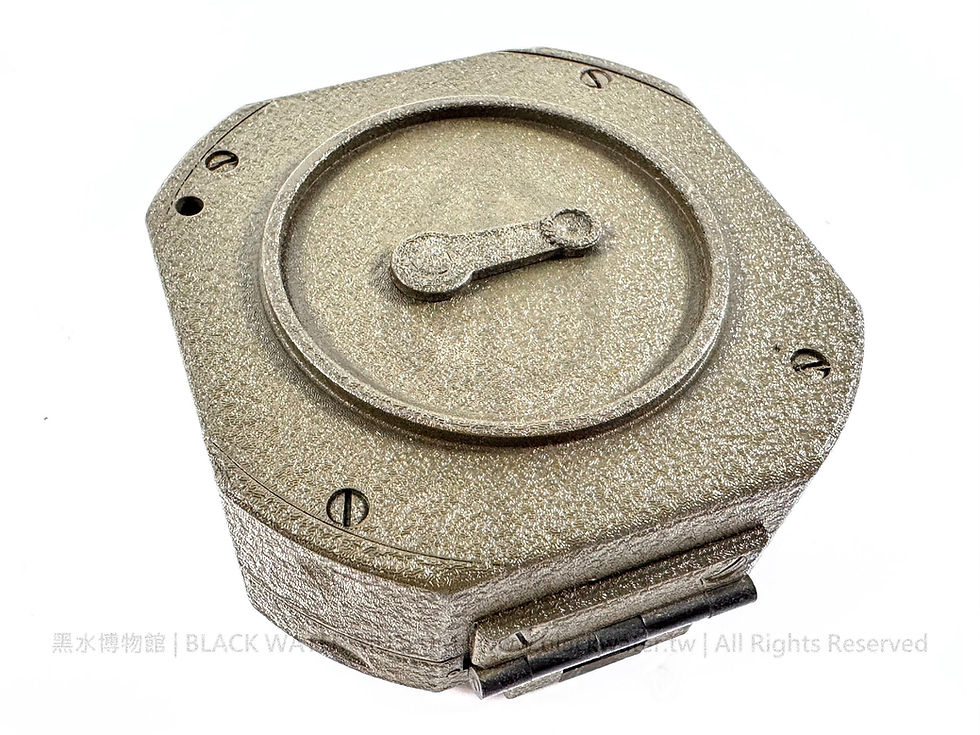 WWII U.S. Army M2 Artillery Compass with M19 Carrying Case
二戰 美國陸軍 M2 砲兵羅盤(含 M19 皮革攜行袋)《Black Water Museum Collections | 黑水博物館館藏》