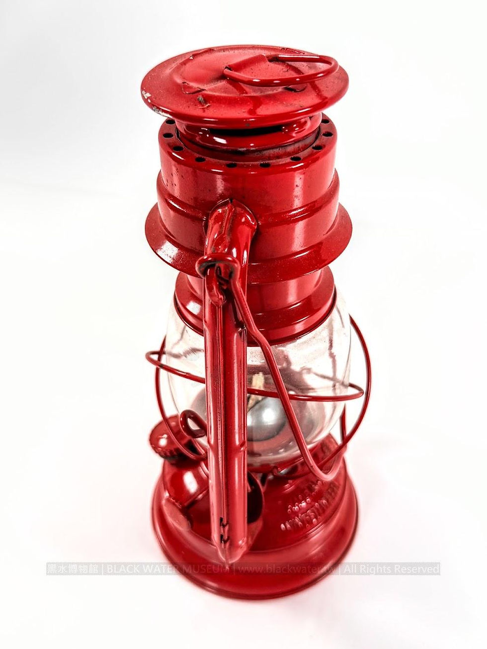 1955 or Later Japanese Bessho Lamp Works WINGED WHEEL No.400 Red Cold-Blast Hurricane Lantern with Double-Sided WINGED WHEEL Paper Hang Tag
民國44年(1955)日本 別所燈製作所 WINGED WHEEL No.400 紅色冷風式防風煤油提燈(附 WINGED WHEEL 雙面紙質吊牌)《Black Water Museum Collections | 黑水博物館館藏》
