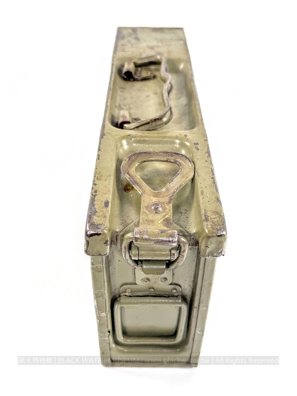 1938–1942 German Patronenkasten 34 Steel Machine Gun Ammunition Box

民國27–31年(1938–1942)德國34型鋼製機槍彈藥箱（Patronenkasten 34）《Black Water Museum Collections | 黑水博物館館藏》