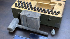 民國31年,美國軍用,兵籍銘牌金屬鋼印套件,匹茲堡,詹姆斯 H. 馬修斯公司《Black Water Museum Collections | 黑水博物館館藏》