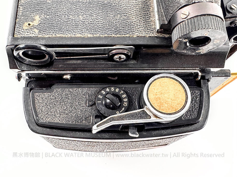 1964 U.S. Graflex Century Graphic 23 2¼ × 3¼ in. Professional Bellows Camera with Kalart Synchronized Rangefinder and Singer Graflex RH/10 Roll Film Holder
民國53年(1964)美國格拉菲公司 Century Graphic 23 2¼×3¼吋專業蛇腹相機——附 Kalart 同步測距器及 Singer Graflex RH/10 120捲片片匣《Black Water Museum Collections | 黑水博物館館藏》