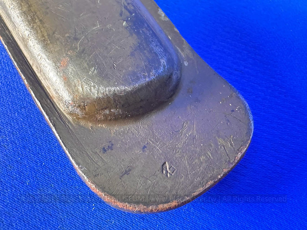 1939 Imperial Japanese Army Type 95 NCO Guntō, Nagoya Army Arsenal, 1st Pattern Aluminium Handle, Symmetrical Mould Transitional, Serial Number: Mei 64268
昭和14年(民國28年.1939) 日本帝國陸軍九五式下士官軍刀 名古屋陸軍造兵廠 第一代鋁柄對稱版 序號:名 64268《Black Water Museum Collections | 黑水博物館館藏》