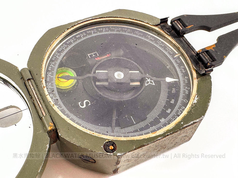 1986 U.S. Army M2 Artillery Compass SN:272529
民國75年 (1986) 美國陸軍 M2 砲兵羅盤 序號 272529《Black Water Museum Collections | 黑水博物館館藏》