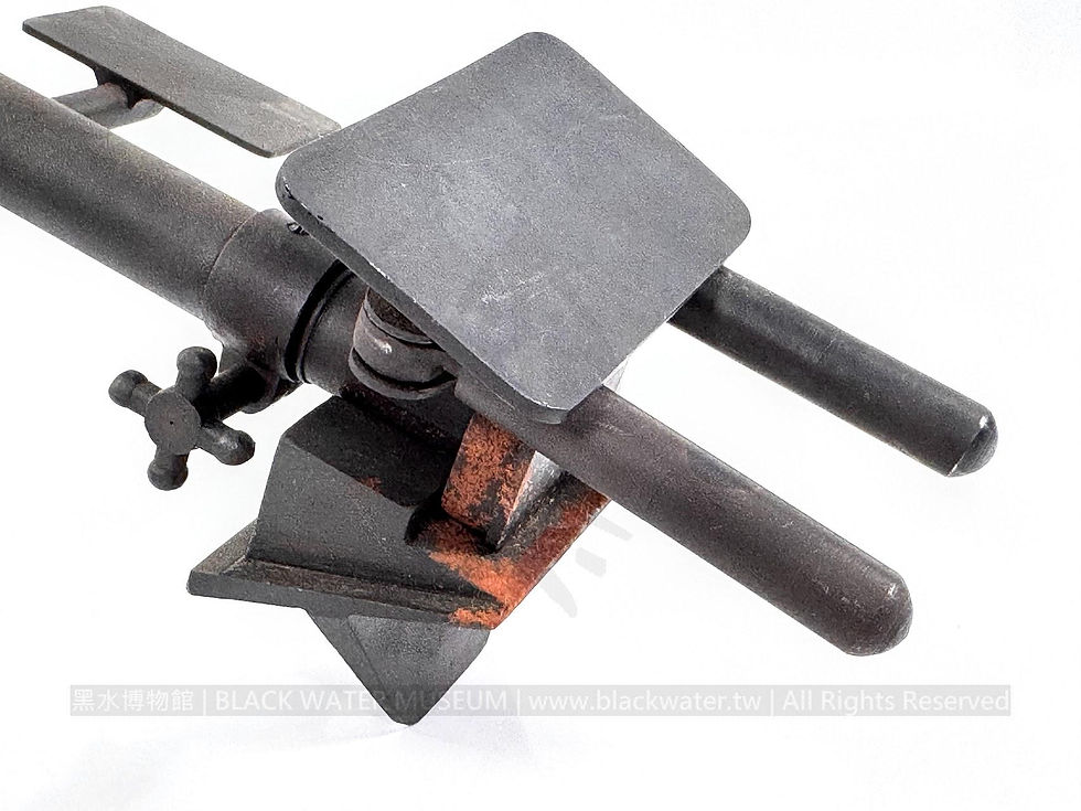 1:2.5 Scale All Metal Miniature Model of ROC-Made Type 24 7.92mm Maxim Heavy Machine Gun with Tripod
中華民國國造二四式7.92公釐馬克沁重機槍 1:2.5 比例全金屬模型及三腳架《Black Water Museum Collections | 黑水博物館館藏》