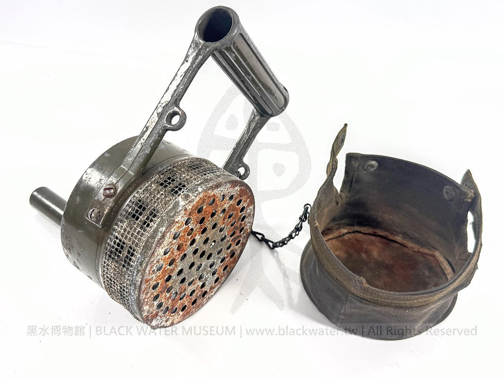 Second World War U.S. Federal Electric Company Model 1754 Portable Hand-Cranked Warning Siren with Canvas Cover
第二次世界大戰美國聯邦電氣公司1754型手提式手搖警報器附帆布護套《Black Water Museum Collections | 黑水博物館館藏》