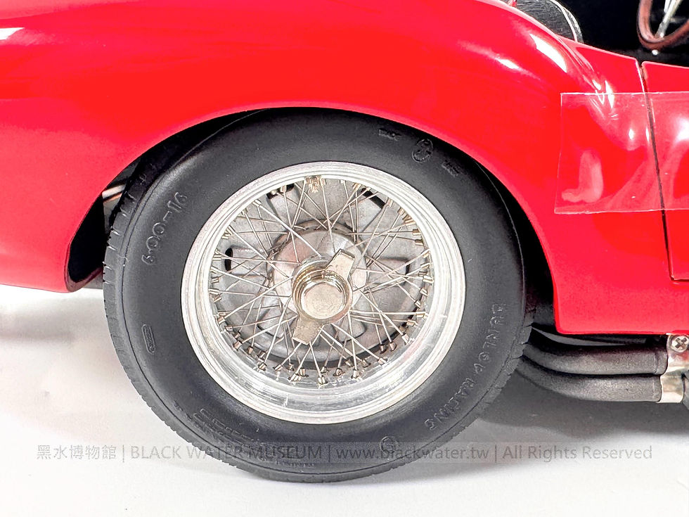 1958 Ferrari 250 Testa Rossa “Pontoon Fender” Race Car 1:18 Precision Model, 2009 CMC M-071, Serial No. 10077

民國47年(1958)義大利法拉利（Ferrari）250 Testa Rossa「Pontoon Fender（浮筒式前葉子板）」賽車高精密模型（民國98年(2009)德國CMC（西姆斯，Classic Model Cars）M-071 1:18，第10077號）《Black Water Museum Collections | 黑水博物館館藏》