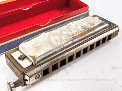 民國26年,德國和來牌(M. Hohner)260型「克羅多尼卡一號」十孔半音階口琴(附東德製「樂隊指揮」牌收納盒)