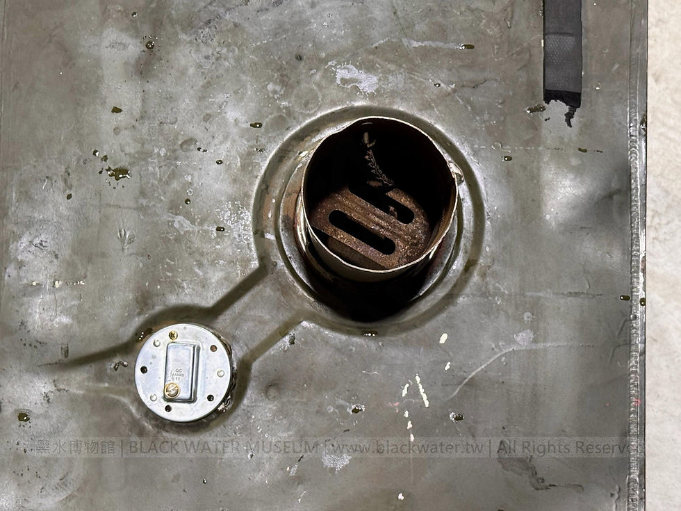 Ford GPW 1/4噸吉普車舊油箱-由加油孔可以看到油箱內部鏽蝕嚴重