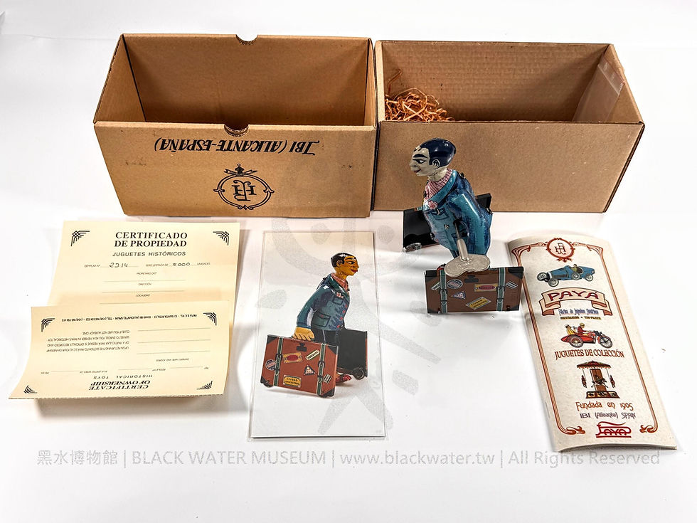 1998 Spanish Payá Ref. 852 “Estudiante” Clockwork Tinplate Mechanical Toy — Limited Reissue of the 1933 Original, No. 2314 of 5,000
民國87年(1998)西班牙 Payá Ref.852「學生」發條鐵皮機械玩具——民國22年(1933)原型限量復刻品第2314號《Black Water Museum Collections | 黑水博物館館藏》