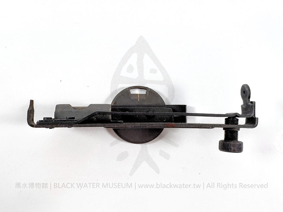 1944 U.S. Army Sight, Grenade Launcher, M15 with Original Carrying Case

民國33年（1944）美國陸軍 M15 步槍榴彈發射器瞄準具含原裝攜行袋《Black Water Museum Collections | 黑水博物館館藏》