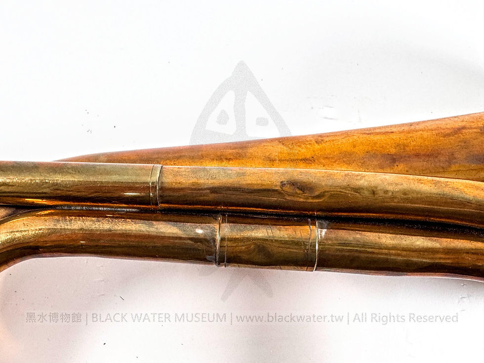 British Army Double-Coiled Duty Bugle with Mouthpiece and Retaining Chain
英國陸軍雙重卷管式勤務軍號——附號嘴及防失鏈《Black Water Museum Collections | 黑水博物館館藏》