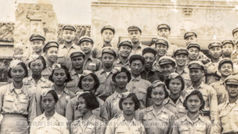 民國46年(主曆1957年),羅東高中三年級軍訓課程,三年級全體同學由羅東高中行軍至礁溪國校前留影紀念