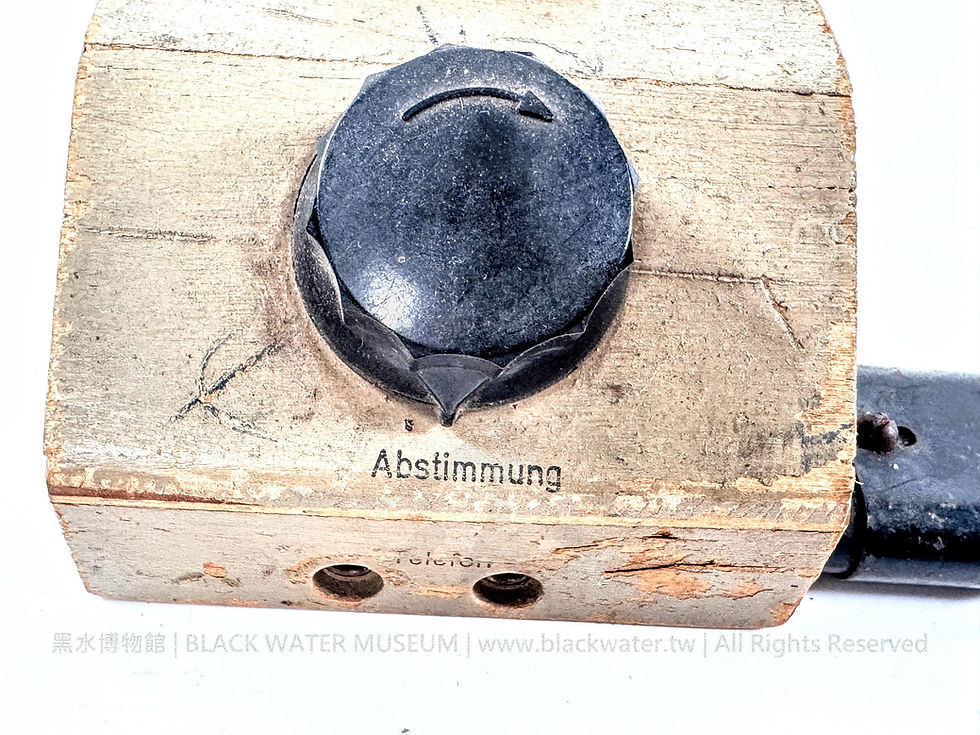 German Crystal Detector Receiver in a Sloping Wooden Cabinet with a 1944 Wehrmacht Dfh.a Double Headset
德國斜面木殼礦石檢波接收機附民國33年(1944)國防軍Dfh.a雙耳機《Black Water Museum Collections | 黑水博物館館藏》