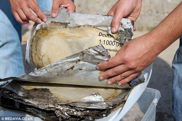 寶貴的線索:機艙殘骸理所發現的地圖,以錫箔紙隔開地圖,避免發生火災時毀損。