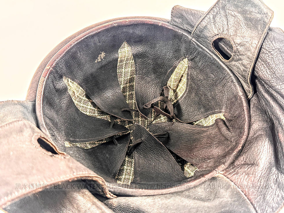 Spanish Mº Tanquista Leather Tank Crew Crash Helmet
西班牙 Mº Tanquista(戰車組員型)皮革防撞帽《Black Water Museum Collections | 黑水博物館館藏》