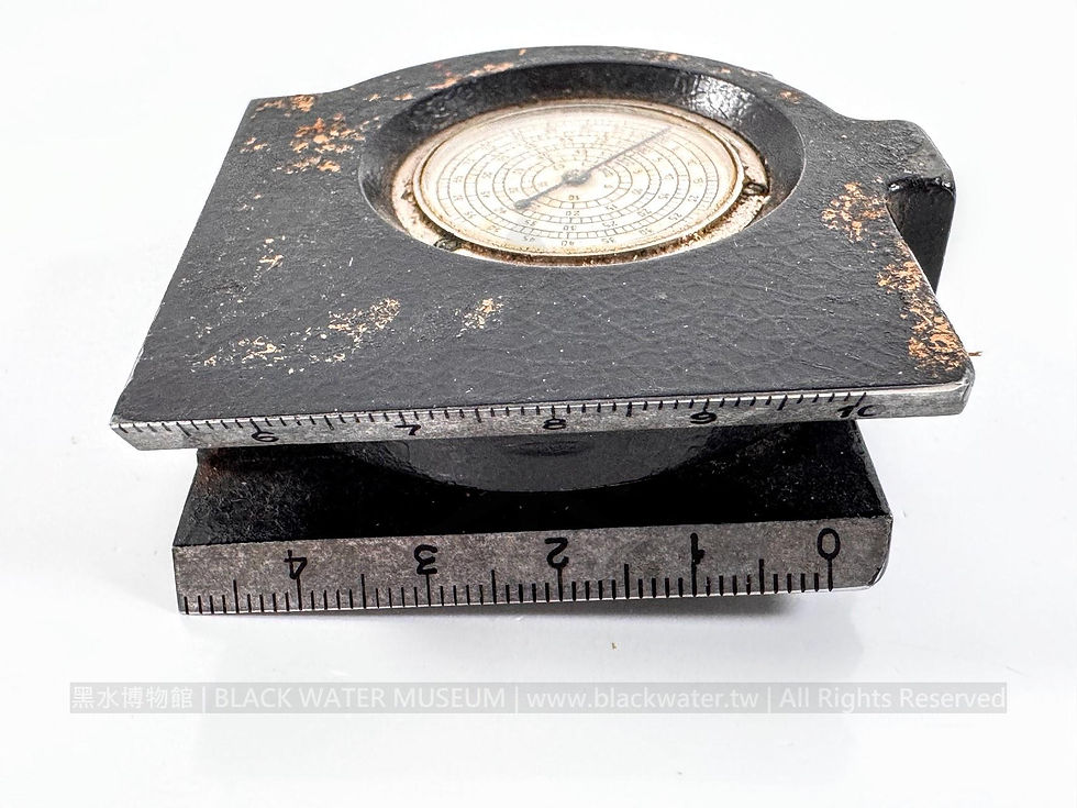 1930s German Breithaupt "COKIL Modell I" Map-Reader Military Marching Compass (45° Transitional Version / D.R.G.M.)
1930年代德國布萊特豪普特(Breithaupt)里程錶第一型(COKIL Modell I)45度過渡版軍用行軍羅盤《Black Water Museum Collections | 黑水博物館館藏》