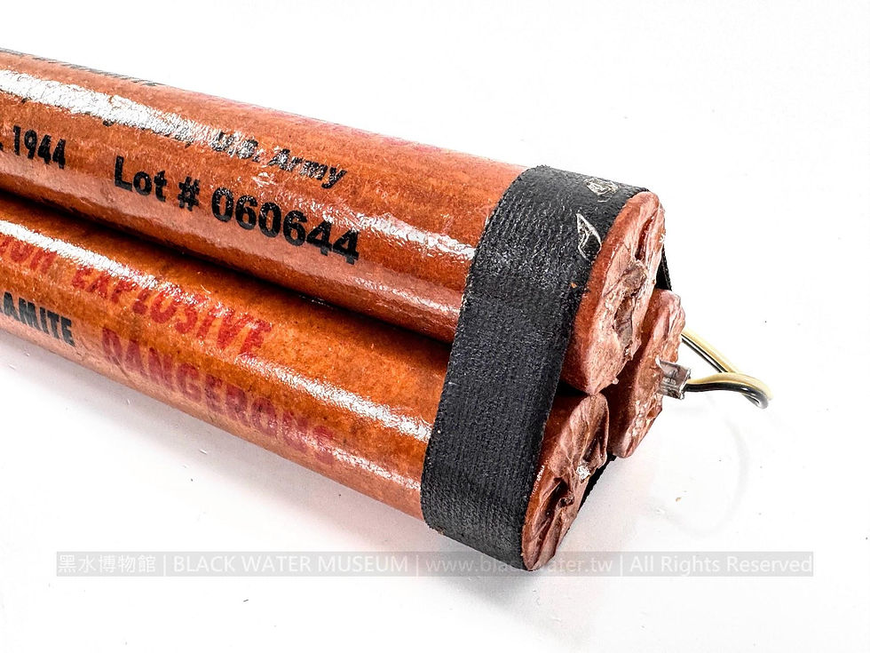 1944 U.S. Army Corps of Engineers 8 oz Dynamite Three-Stick Bundle, D-Day Commemorative Edition, 1:1 Inert Replica
民國33年(1944)美國陸軍工兵部隊8盎司炸藥棒三枚束裝諾曼第登陸日紀念版1:1模型《Black Water Museum Collections | 黑水博物館館藏》