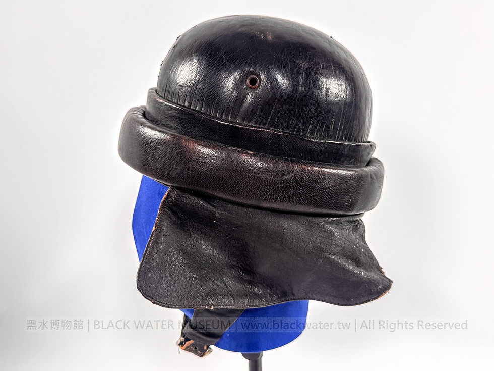 Spanish Mº Tanquista Leather Tank Crew Crash Helmet
西班牙 Mº Tanquista(戰車組員型)皮革防撞帽《Black Water Museum Collections | 黑水博物館館藏》