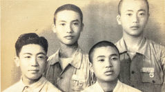 民國41年(1952)元旦 中華民國陸軍第18軍第118師四人於臺灣宜蘭黑白合影照片