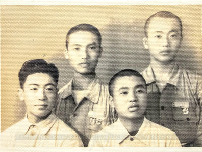 民國41年(1952)元旦 中華民國陸軍第18軍第118師四人於臺灣宜蘭黑白合影照片
