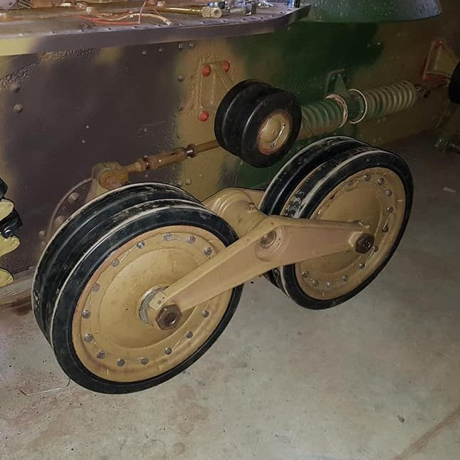 九五式戰車最特出的地方是它的懸吊系統,陸軍軍官原乙未生(Tomio Hara)設計了剪式雙臂曲柄懸吊系統