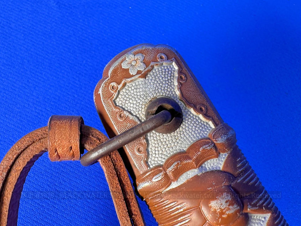 1939 Imperial Japanese Army Type 95 NCO Guntō, Nagoya Army Arsenal, 1st Pattern Aluminium Handle, Symmetrical Mould Transitional, Serial Number: Mei 64268
昭和14年(民國28年.1939) 日本帝國陸軍九五式下士官軍刀 名古屋陸軍造兵廠 第一代鋁柄對稱版 序號:名 64268《Black Water Museum Collections | 黑水博物館館藏》