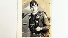 民國50年代初期 陸軍特種部隊司令部中尉軍官穿著美國空軍 Switlik(斯威特利克)50C7024-10 型後揹式28呎軍用降落傘照片