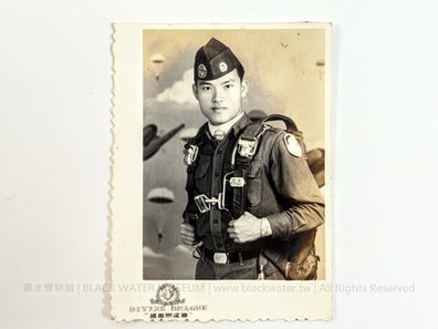 民國50年代初期 陸軍特種部隊司令部中尉軍官穿著美國空軍 Switlik(斯威特利克)50C7024-10 型後揹式28呎軍用降落傘照片