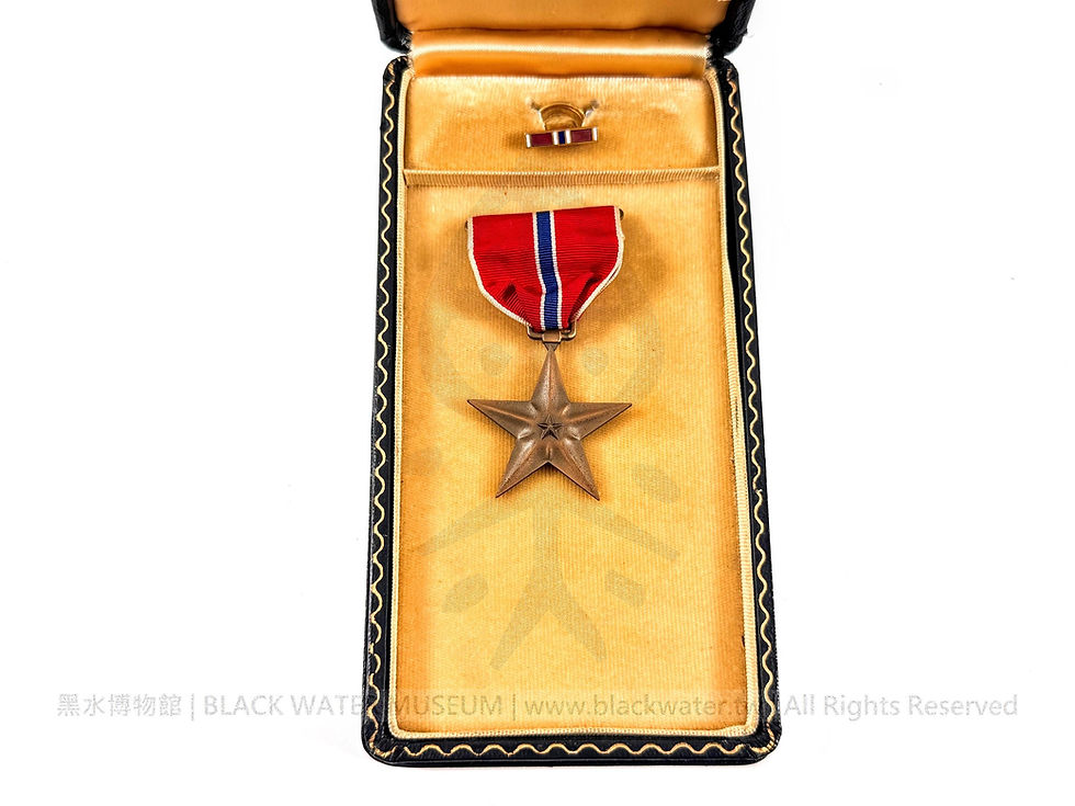 WWII Era US 20th Army Air Force Cpl. Arthur L. Kelly Bronze Star Medal (with Original Presentation Box and Lapel Pin)
二戰時期 美國陸軍第20航空隊 亞瑟·L·凱利下士 銅星勳章(含原裝盒與略章領針)《Black Water Museum Collections | 黑水博物館館藏》