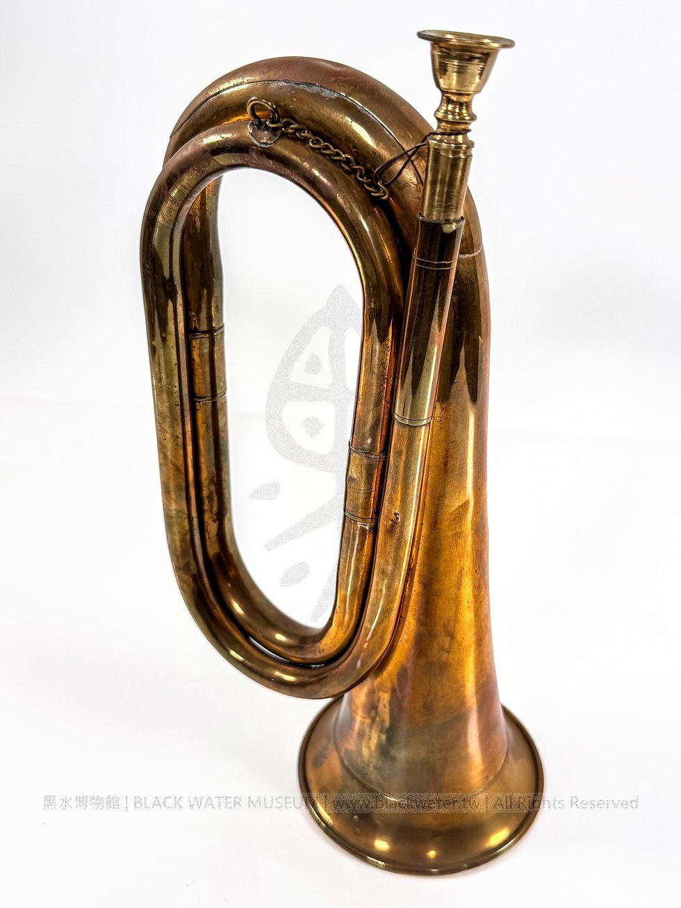 British Army Double-Coiled Duty Bugle with Mouthpiece and Retaining Chain
英國陸軍雙重卷管式勤務軍號——附號嘴及防失鏈《Black Water Museum Collections | 黑水博物館館藏》