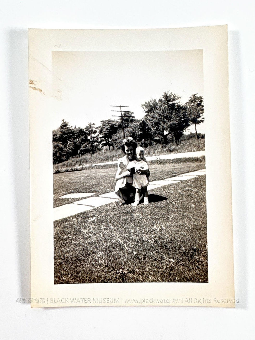 1944 U.S. Army Pvt. Philip A. Powell's 15 Family Photographs and Kraft Paper Envelope
民國33年(1944) 美國陸軍二兵菲利普·A·鮑威爾 (Philip A. Powell) 15張家庭相片組與牛皮紙袋《Black Water Museum Collections | 黑水博物館館藏》
