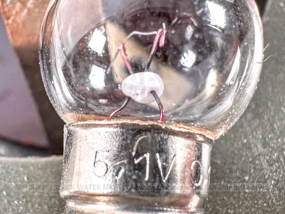 French Army Version of the WWII U.S. Army MX-290/GV — MX-290-GV-Fr Dual-Light Tent Lantern
二戰美國陸軍 MX-290/GV 法國陸軍版——MX-290-GV-Fr 型雙光源帳篷燈《Black Water Museum Collections | 黑水博物館館藏》