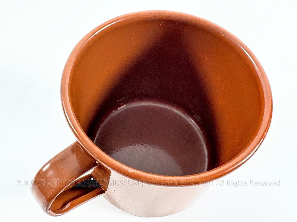 WWII British Army One-Pint Brown Enamelled Steel Mug
二戰英國陸軍一品脫棕色琺瑯鋼軍用鋼杯《Black Water Museum Collections | 黑水博物館館藏》