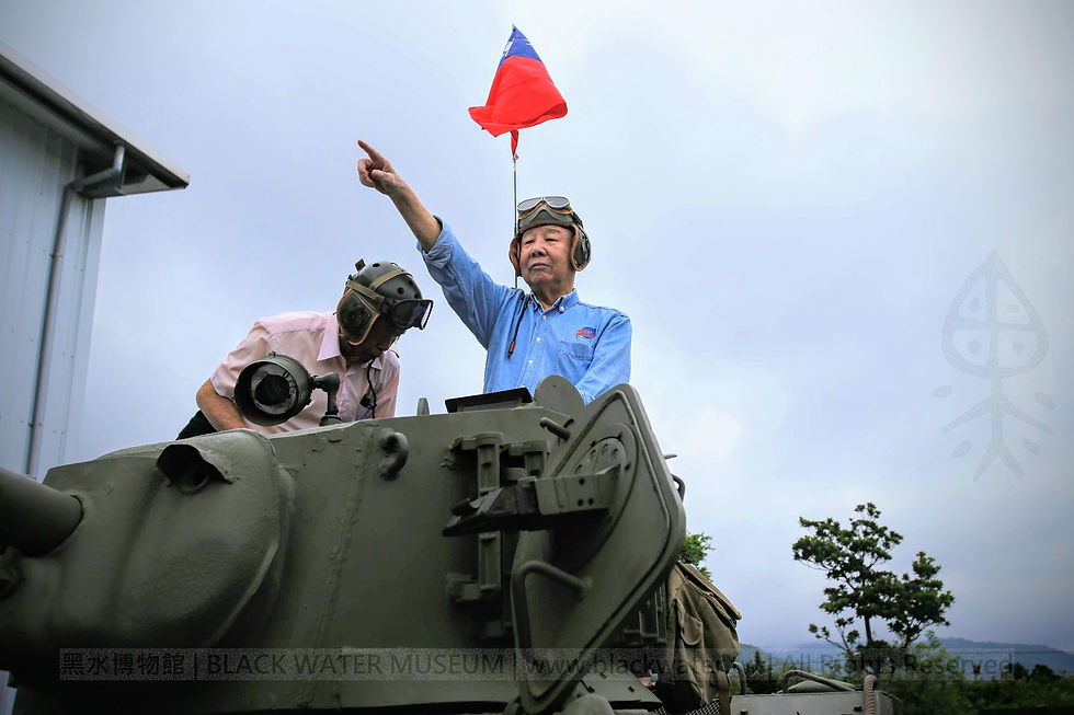 民國103年10月24日(2014)-《金剛二號操演》實況側寫,金門戰役65周年黑水博物館紀念活動 - 今天操演的大戲準備登場,熊震球 先生登上66號司徒戰車(瑪莉蓮小姐 M5A1)射手席後,舉起了出發的手勢。