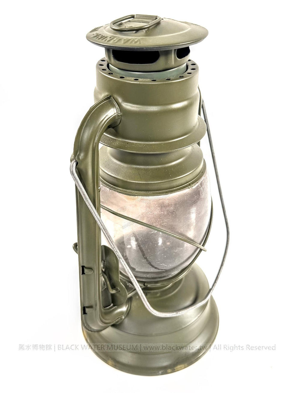 Replica of German Feuerhand No. 276 “Baby Special” Olive Green Cold-Blast Kerosene Storm Lantern
德國火手牌(Feuerhand)No.276「Baby Special」型橄欖綠色冷風式防風煤油提燈複製品《Black Water Museum Collections | 黑水博物館館藏》