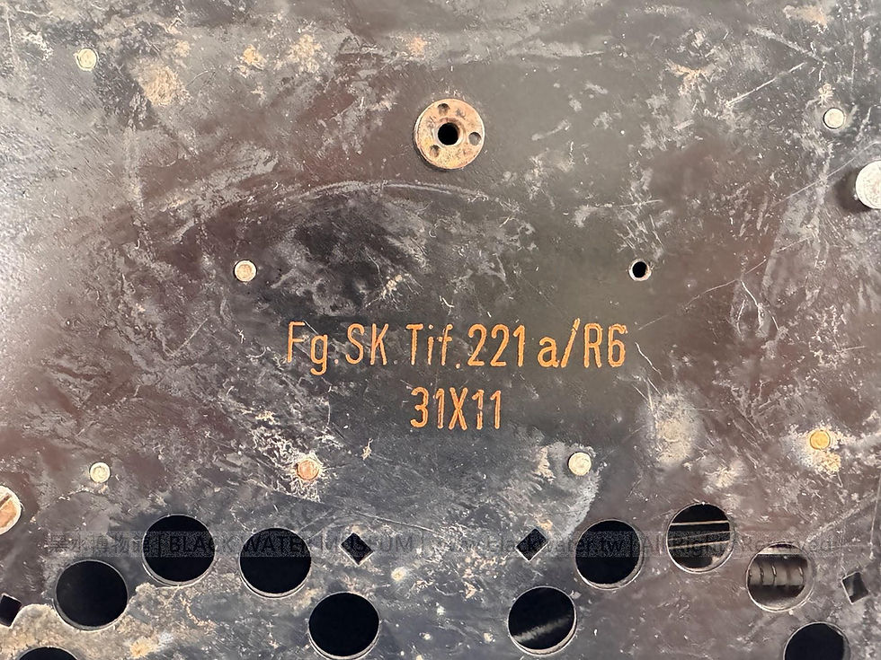 November 1942 German Siemens & Halske Model 36 Fg.SK.Tif.221a/R6 Bakelite Rotary-Dial Desk Telephone
民國31年(1942)11月德國西門子與哈爾斯克 Model 36 Fg.SK.Tif.221a/R6 電木撥盤式桌上型電話《Black Water Museum Collections | 黑水博物館館藏》